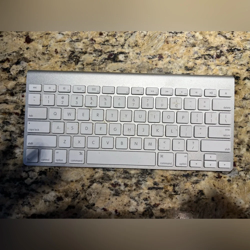 Apple Wireless Keyboard - Silver and White